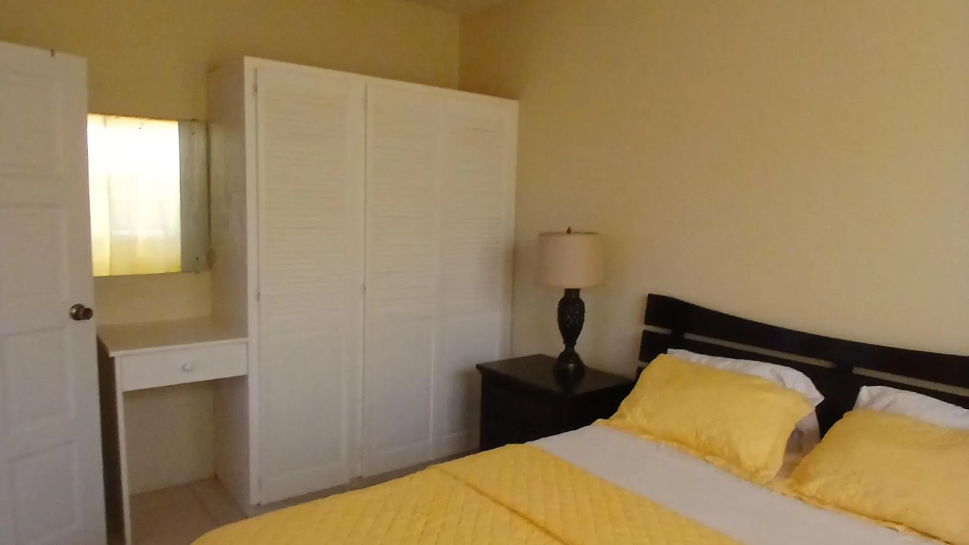 One Bedroom Apartment 1 Minute Walk To West Coast Beach! Άγιος Ιάκωβος